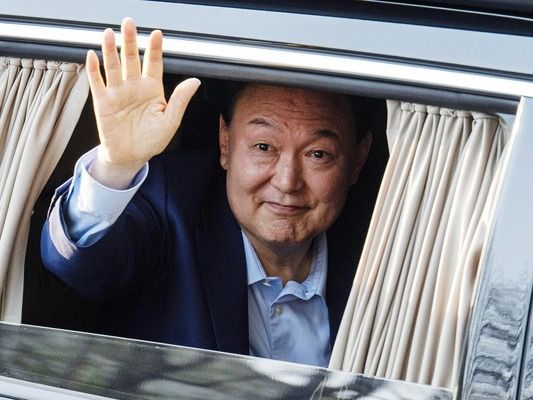 ▲ 윤석열 전 대통령이 서울 서초구 사저로 들어서며 지지자들에게 인사하고 있다. 사진=뉴시스