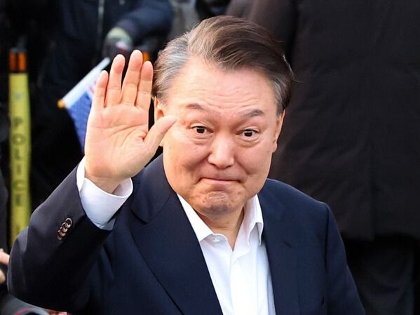 ▲ ▲ 윤석열 전 대통령이 체포영장 집행을 방해한 혐의로 1심에서 5년을 선고받았다. 사진은 윤 전 대통령이 서울 용산구 한남동 관저 입구에서 지지자들에게 인사하는 모습. 사진=뉴시스