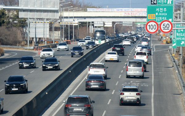 ▲ 설날을 맞이한 17일 전북 완주군 이서육교에서 바라본 호남고속도로에서 차량들이 서행하며 운행하고 있다. 사진=뉴시스