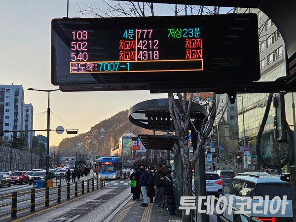 ▲ 서울 시내버스 노동조합이 무기한 전면파업에 돌입한 13일 사당역 버스정류장에 있는 버스 전광판에 버스 도착정보가 차고지로 표시되어 있다. 사진=이기봉 기자