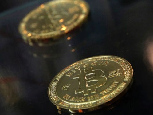 ▲ 홍콩 비트코인 ATM 옆에 전시돼있는 비트코인. 사진=뉴시스