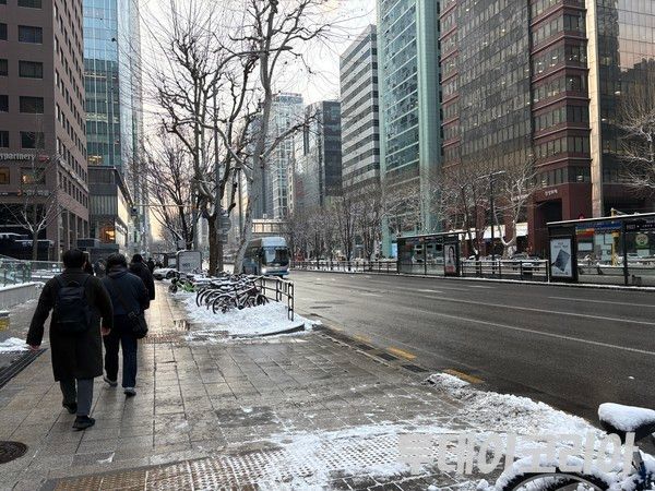 ▲ 서울 시내에서 시민들이 발걸음을 옮기고 있다. 사진=투데이코리아