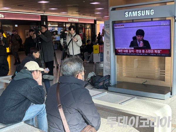 ▲ 윤석열 전 대통령의 내란 우두머리 혐의 사건 1심 선고가 내려진 19일 오후 서울역 대합실에는 시민들이 판결 선고 TV 생중계를 보고 있다. 사진=투데이코리아
