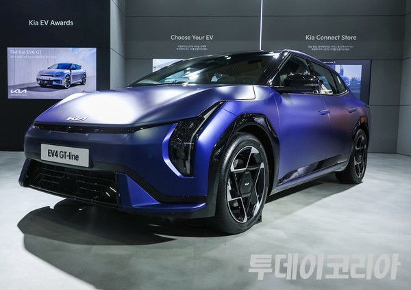 ▲ 서울 코엑스에서 열린 ‘EV 트렌드 코리아 2025’에 마련된 기아 전시관에 ‘EV4’가 전시되고 있다. 사진=투데이코리아
