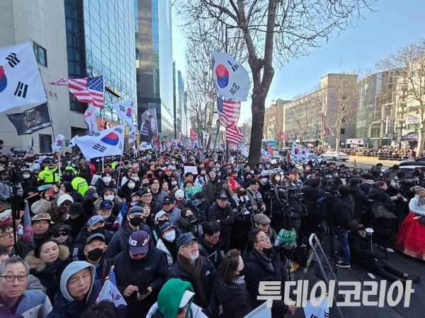 ▲ 윤석열 전 대통령의 공소기각을 주장해 온 지지자들이 19일 서울 서초구 중앙지법 인근에서 무죄를 촉구하고 있다. 사진=투데이코리아