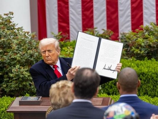 ▲ 도널드 트럼프 미국 대통령이 지난 2일(현지시간) 워싱턴 백악관에서 상호 관세 부과와 관련된 행정 명령에 서명한 후 이를 들어 보이고 있다. 사진=뉴시스