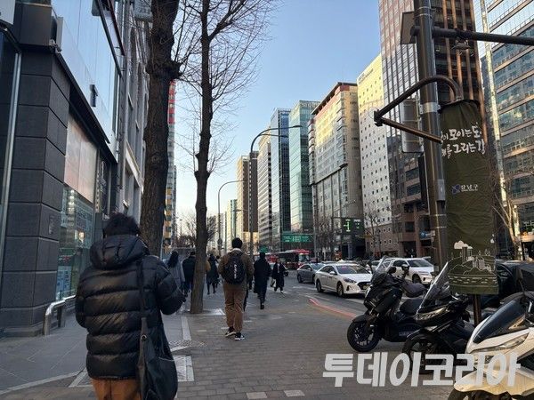 ▲ 서울 시내에서 시민들이 발걸음을 옮기고 있다. 사진=투데이코리아
