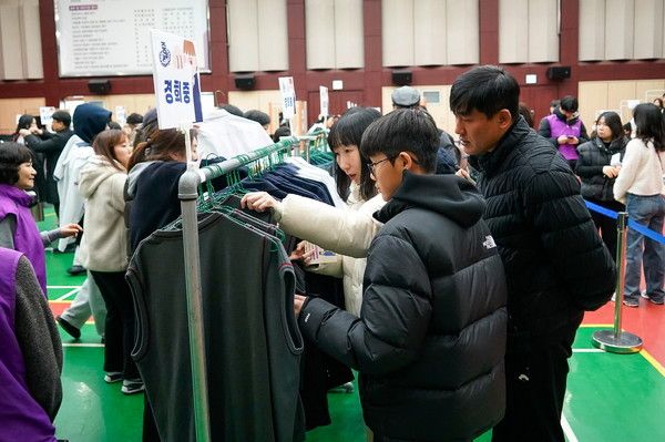 ▲ 교복을 고르고 있는 가족. 2026.02.22. 사진=동대문구