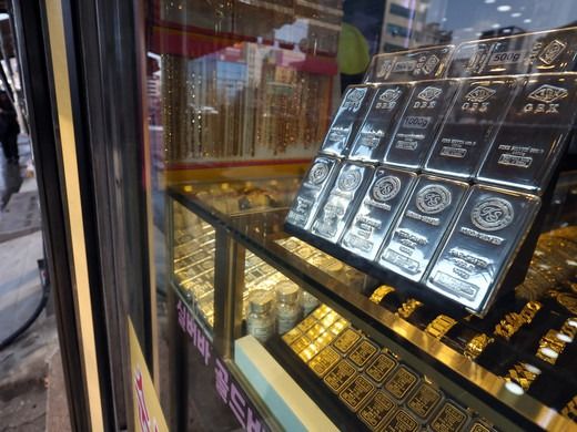 ▲ 서울 종로 금은방에 골드바와 실버바가 진열되어 있다. 사진=뉴시스