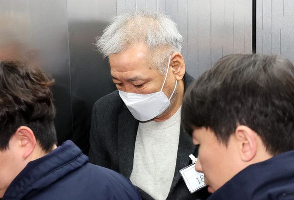 ▲ '건진법사' 전성배 씨가 19일 오전 서울 서초구 관봉권 띠지 분실 의혹을 수사하는 안권섭 상설특검팀 사무실에 참고인 신분으로 출석하고 있다. 사진=뉴시스