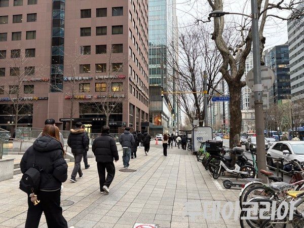 ▲ 서울 시내에서 시민들이 발걸음을 옮기고 있다. 사진=투데이코리아
