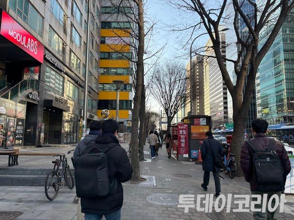▲ 서울 시내에서 시민들이 발걸음을 옮기고 있다. 사진=투데이코리아