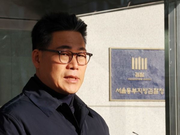 ▲ 백해룡 경정이 14일 오전 서울 송파구 서울동부지방검찰청 앞에서 세관 마약수사 외압 의혹 합동수사단 파견 종료에 대한 소회를 밝히고 있다. 2026.01.14. 사진=뉴시스