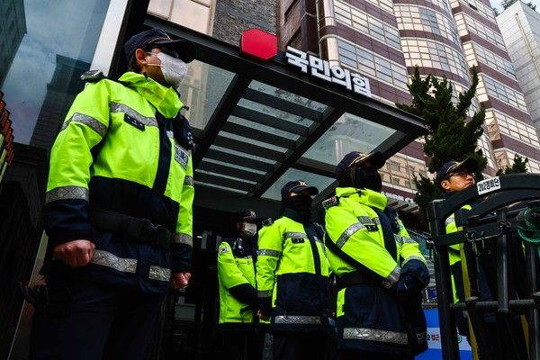 ▲ 정교 유착 의혹을 수사하는 검경 합동수사본부가 신천지 신도들의 집단 당원 가입 의혹과 관련해 국민의힘에 대한 압수수색을 착수한 27일 오전 서울 여의도 국민의힘 당사에서 경찰들이 대기하고 있다. 사진=뉴시스