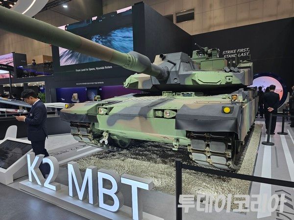 ▲ 경기도 고양시 킨텍스에서 열린 ‘아덱스 2025’에 마련된 현대로템 전시부스 내 K2 MBT 전차. 사진=투데이코리아