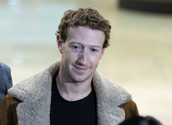 ▲ 마크 저커버그 메타 최고경영자(CEO)가 지난해 2월 27일 오후 서울 강서구 서울김포비즈니스항공센터를 통해 입국하고 있다. 사진=뉴시스