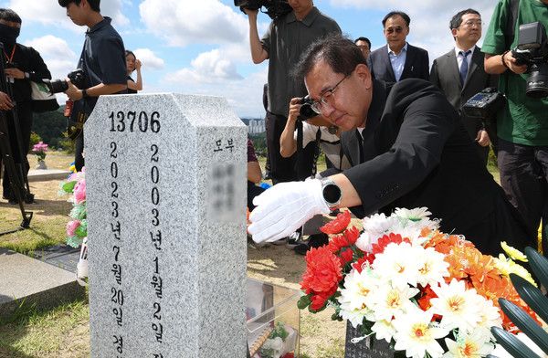 ▲ 순직 해병 수사 외압 사건을 맡은 이명현 특별검사가 지난해 7월 대전 국립현충원 채상병 묘역을 참배하고 있다. 사진=뉴시스