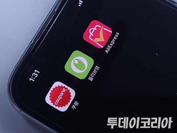 ▲ 스마트폰에 온라인 쇼핑 앱이 보이고 있다. 사진=투데이코리아