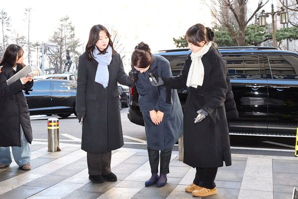 ▲ 공천헌금 1억원을 수수한 혐의를 받는 강선우 무소속 의원이 2차 경찰 조사를 받기 위해 3일 오전 서울 마포구 서울경찰청 광역수사단 공공범죄수사대로 출석하며 발언 후 인사하고 있다. 사진=뉴시스