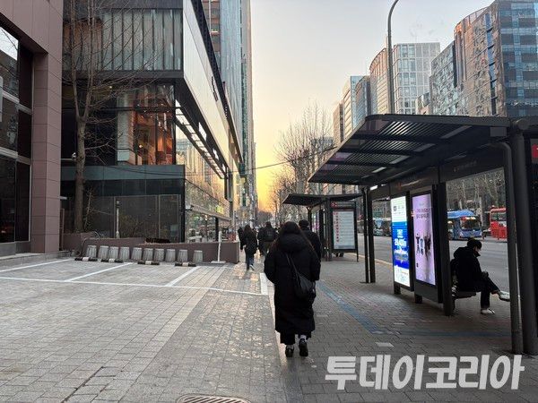 ▲ 서울 시내에서 시민들이 발걸음을 옮기고 있다. 사진=투데이코리아