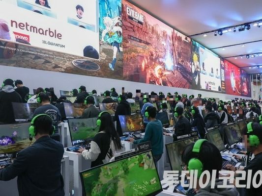 ▲ ‘G-STAR(지스타) 2025’에 마련된 넷마블 부스에서 관람객들이 게임을 시연하고 있다. 사진=투데이코리아