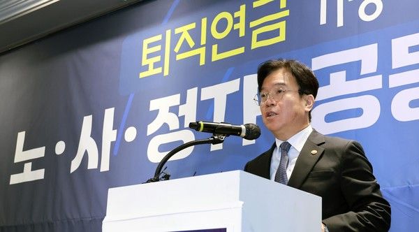 ▲ 김영훈 고용노동부 장관이 6일 서울 여의도 켄싱턴 호텔에서 열린 ‘퇴직연금 기능 강화를 위한 노사정 TF 공동선언문 발표’에서 환영사를 하고 있다. 사진=고용노동부