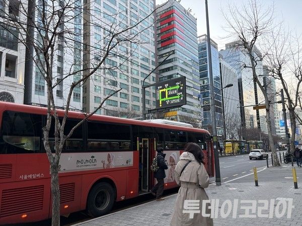 ▲ 서울 시내에서 시민들이 발걸음을 옮기고 있다. 사진=투데이코리아