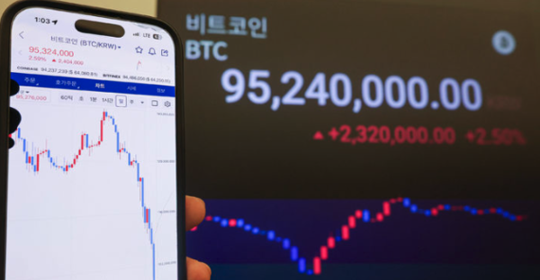 ▲ 6일 서울 강남구 업비트 고객센터 전광판에 비트코인 등 암호화폐 시세가 나오고 있다. 사진=뉴시스