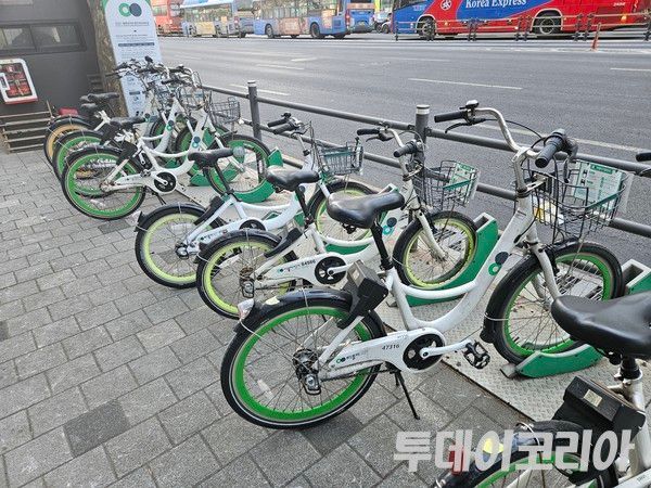 ▲ 서울 강남구 뱅뱅사거리 인근 따릉이가 줄지어 세워져 있다. 사진=투데이코리아