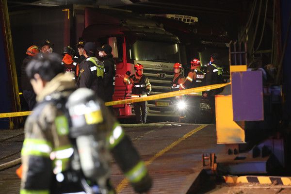 ▲ 제주항에서 출항해 목포로 향하던 화물선 A호(9952t) 선적 차량에서 불이나 화물선이 회항하는 사고가 발생했다. 6일 오후 제주시 건입동 제주항에서 소방당국과 해경이 회항한 화물선 내부를 살펴보고 있다. 사진=뉴시스