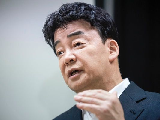 ▲ 백종원 더본코리아 대표가 지난 3월 28일 서울 서초구의 한 회의공간에서 열린 더본코리아 주주총회에서 취재진의 질문에 답하고 있다. 사진=뉴시스