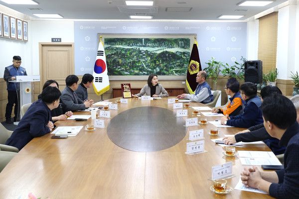 ▲ 최호정 서울시의회 의장이 9일 소방공무원 처우 개선 및 소방 서비스 발전에 기여한 공로를 인정받아 전국공무원노동조합 서울소방지부로부터 감사패를 받았다. 사진=서울시의회