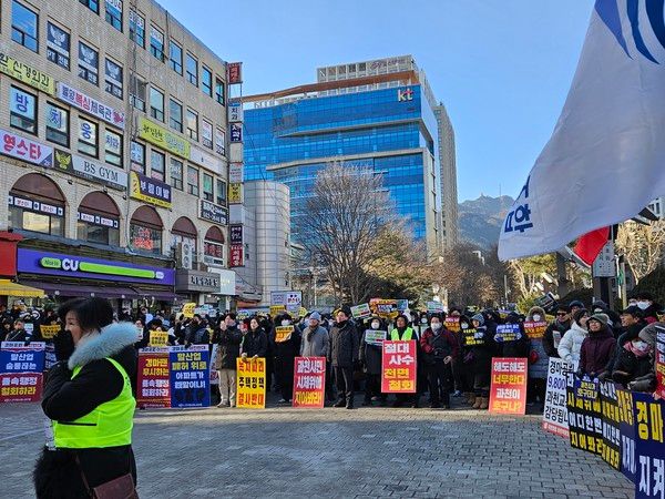 ▲ 과천시민 1000여명이 중앙공원에 모여 경마장 주택공급 계획 철회를 요구하며 집회를 벌이고 있다. 사진=뉴시스
