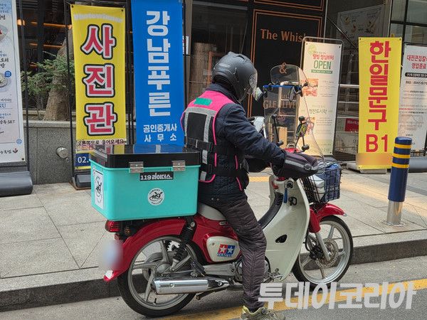 ▲ 서울 강남역 인근에서 배달 라이더가 오토바이를 몰고 있다. 사진=투데이코리아