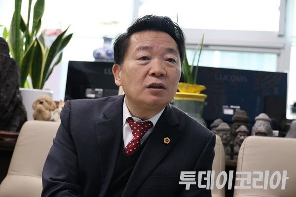▲ 방성환 경기도의회 농정해양위원장이 10일 경기도의회에서 투데이코리아와 인터뷰를 진행하고 있다. 사진=김시온 기자