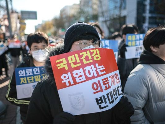 ▲ 지난 8일 서울 종로구 대학로에서 열린 서울대병원 전공의협의회 비상대책위원회 ‘젊은 의사 의료계엄 규탄 집회’에서 사직 전공의를 비롯한 젊은 의사들이 피켓을 들고 있다. 사진=뉴시스