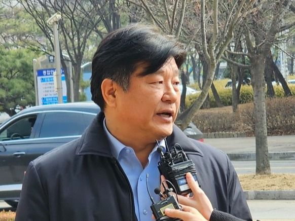 ▲ 양문석 더불어민주당 의원이 지난해 5월 28일 공직선거법 위반 등에 대한 선고를 앞두고 수원지방법원 안산지원에 들어서며 자신의 입장을 피력하고 있다. 사진=뉴시스