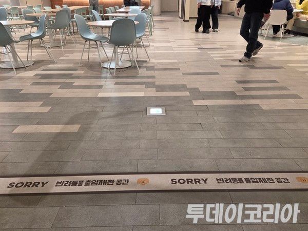 ▲ 경기도 내 한 대형복합쇼핑몰 내부 식당가가 몰린 공간에 반려동물 출입을 제한하는 안내문이 붙어있다. 사진=투데이코리아