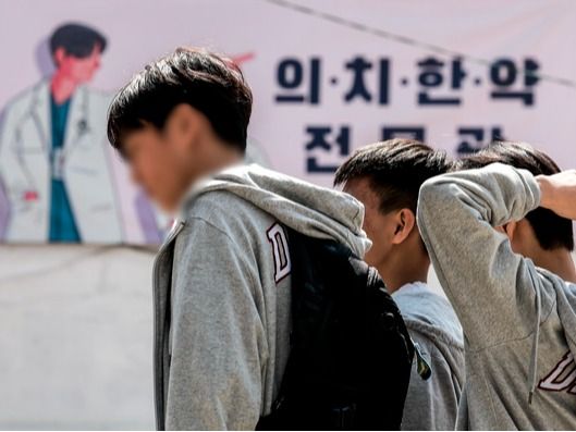 ▲ 서울 강남구 대치동 학원가 앞에서 학생들이 이동하고 있다. 사진=뉴시스