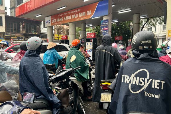 ▲ 9일(현지 시간) 베트남 하노이의 한 주유소에서 기름을 넣으려는 오토바이 운전자들이 줄지어 대기하고 있다. 사진=뉴시스
