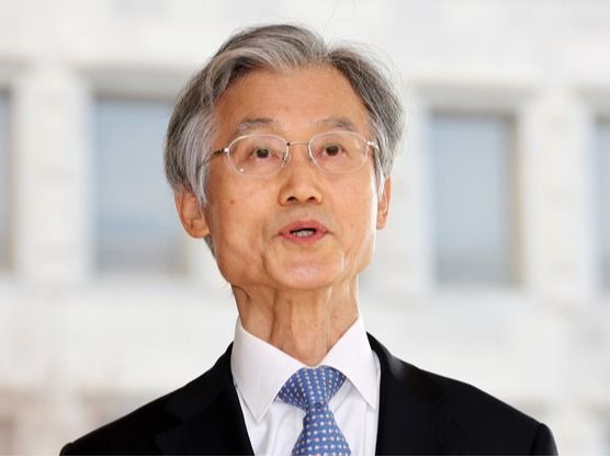 ▲ 조희대 대법원장이 12일 오전 서울 서초구 대법원으로 출근하며 취재진의 질문에 답하고 있다. 사진=뉴시스