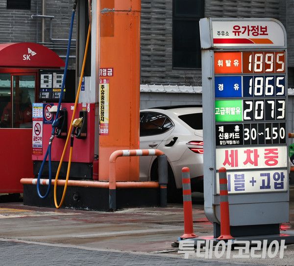 ▲ 미국과 이스라엘의 이란 공습으로 촉발된 중동 정세 불안 여파가 이어지면서 전국 휘발유 가격이 3년 7개월 만에 1,800원대를 돌파했다. 사진은 6일 오후 서울 시내 한 주유소에 유가 정보가 표시된 모습. 사진=투데이코리아