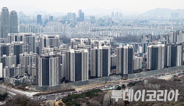 ▲ 아파트의 시장 매수 심리가 빠르게 식는 가운데 14일 서울 강남구 도곡동 아파트 전경. 사진=투데이코리아