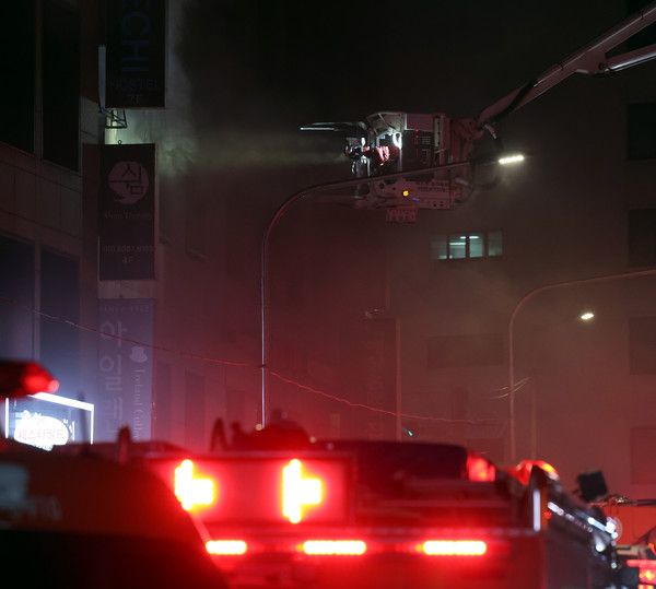 ▲ 14일 오후 서울시 중구 소공로 81 소공빌딩 3층에서 화재가 발생해 소방대원들이 진화작업을 하고 있다. 사진=뉴시스