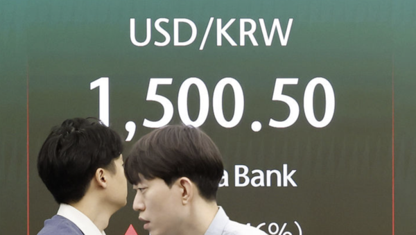 ▲ 16일 오전 서울 중구 하나은행 딜링룸 전광판에 원·달러 환율이 표시 되고 있다. 사진=뉴시스