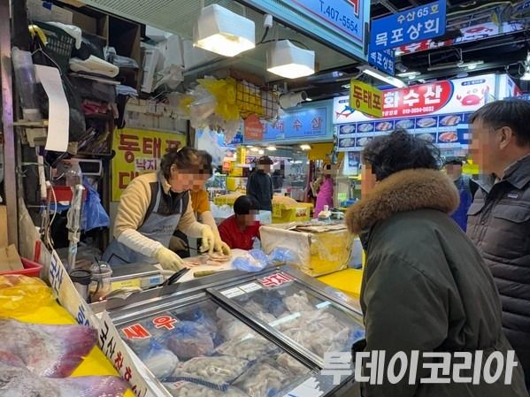 ▲ 가락시장 내에서 소비자들이 동태포를 구매하기 위해 기다리고 있다. 사진=투데이코리아