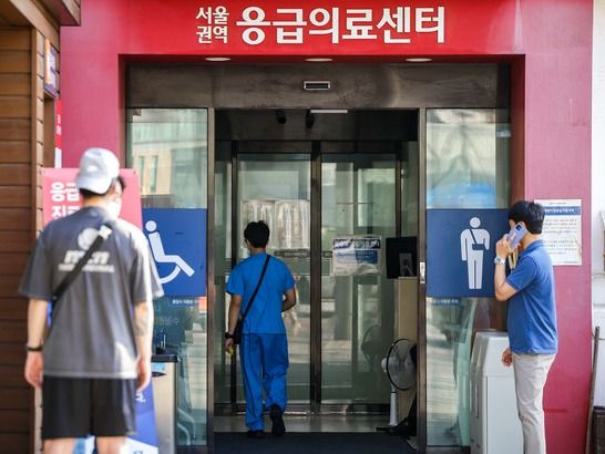 ▲ 서울의 대학병원 응급의료센터 앞에서 보호자들이 대기하고 있다. 사진=뉴시스