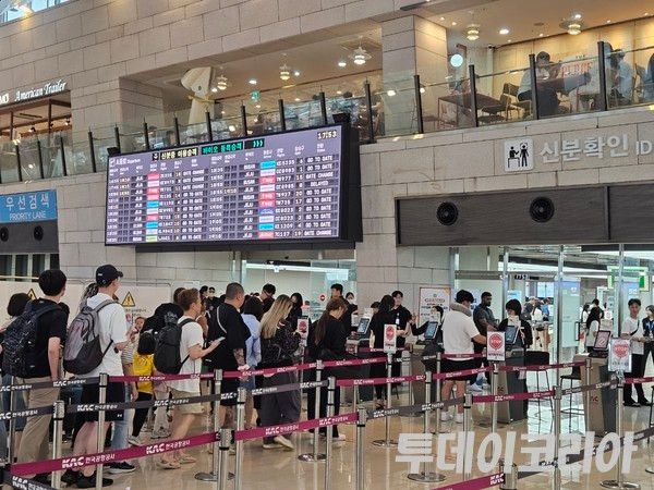 ▲ ▲ 공항에서 여행객들이 입국 수속 절차를 밟고 있다. 사진=투데이코리아