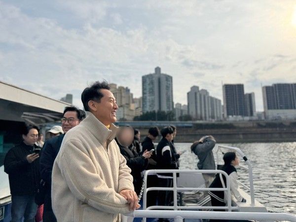 ▲ 오세훈 서울시장이 1일 재운항을 시작한 한강버스에 탑승해 옥수선착장을 바라보고 있다. 사진=서울시