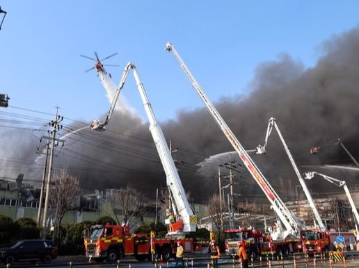 ▲ 20일 오후 1시17분께 대전광역시 대덕구 문평동의 자동차 부품공장에서 화재가 발생해 소방대원 및 헬기가 화재 진압을 하고 있다. 사진=뉴시스